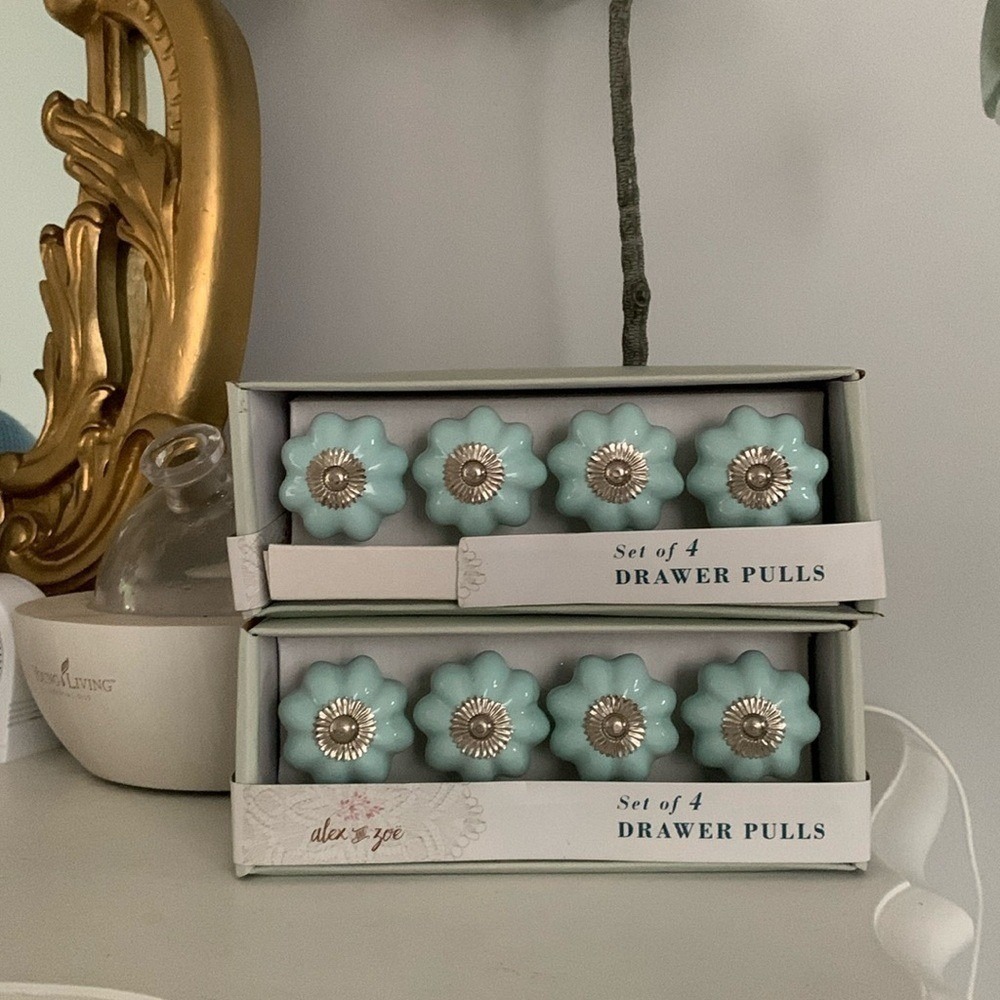 Drawer‎ pulls blue floral set of 8. New